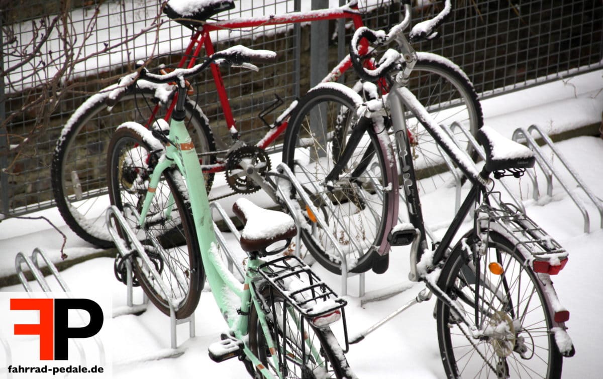 fahrrad pedale mit schnee bedeckt winter